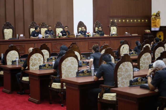 Rapat Paripurna, Bupati Mahayastra Tanggapi Sejumlah Sorotan Fraksi Di DPRD Gianyar 1