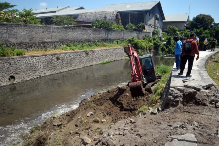 Rawan Banjir Saat Musim Hujan, Sedimentasi Tukad Mati Dikeruk 1