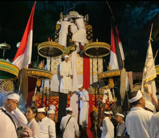 Ribuan Krama Iringi Ida Sesuhunan Desa Adat Songan Menuju Pura Hulundanu Batur