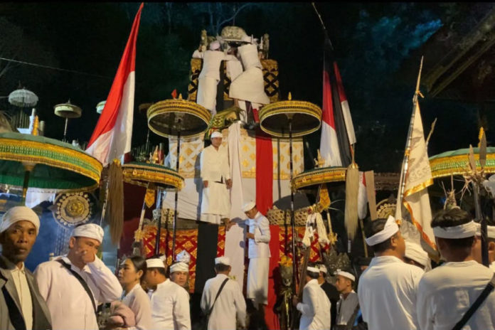 Ribuan Krama Iringi Ida Sesuhunan Desa Adat Songan Menuju Pura Hulundanu Batur 1