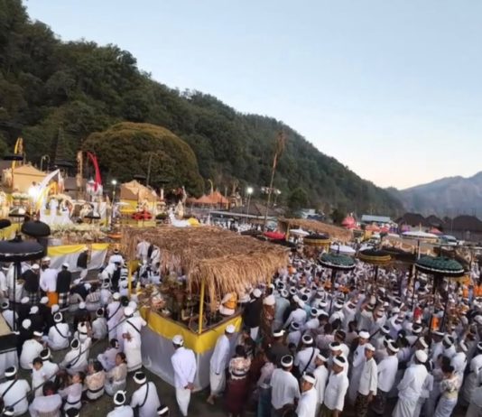 Ribuan Umat Padati Puncak Karya Tawur Agung di Pura Hulundanu Batur