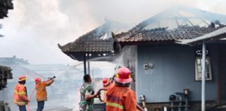 Rumah Kontrakan di Abang Terbakar, 4 Unit Armada Damkar Dikerahkan