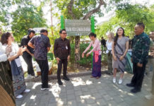 Sampah Plastik Kemasan Disulap Jadi Papan Multifungsi di Taman Lumintang Denpasar