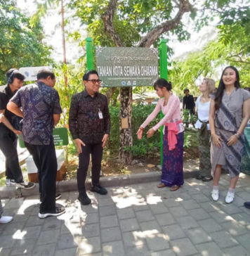 Sampah Plastik Kemasan Disulap Jadi Papan Multifungsi di Taman Lumintang Denpasar
