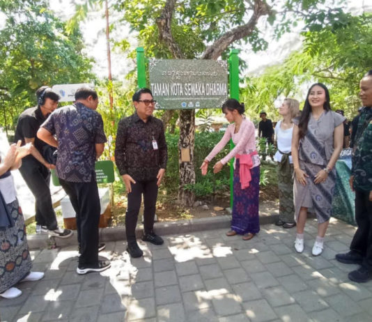 Sampah Plastik Kemasan Disulap Jadi Papan Multifungsi di Taman Lumintang Denpasar