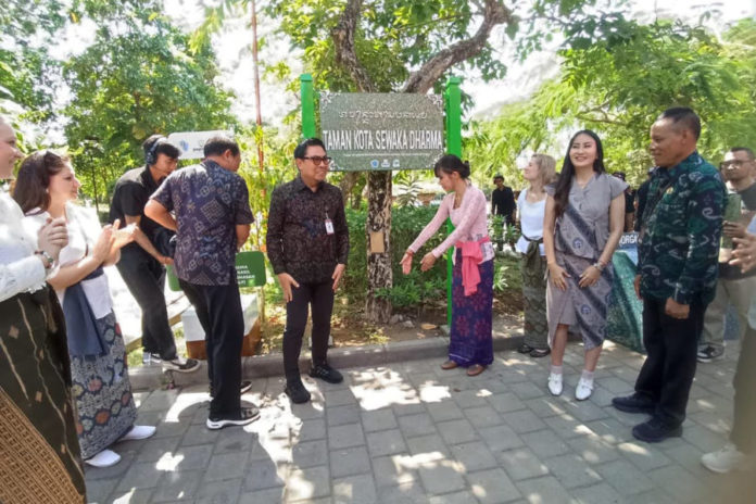 Sampah Plastik Kemasan Disulap Jadi Papan Multifungsi Di Taman Lumintang Denpasar 1
