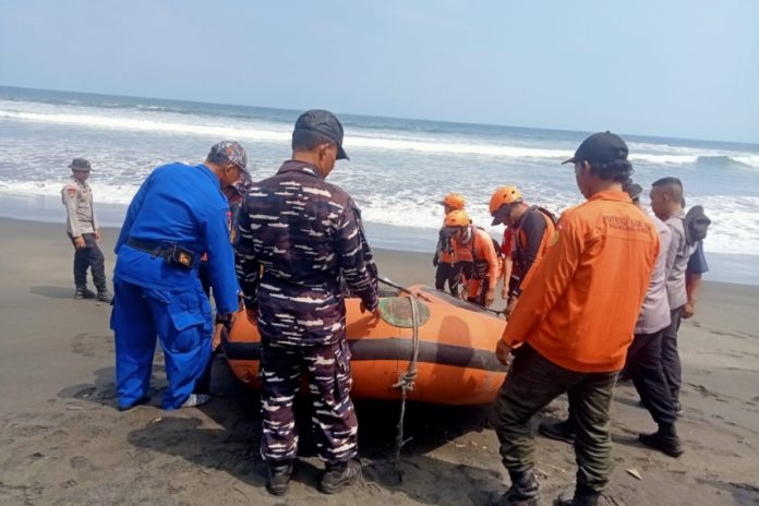 SAR Gabungan Intensifkan Pencarian WNA Hilang Di Perairan Tembles 1