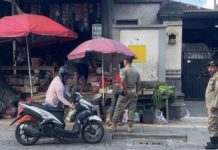 Satpol PP Gianyar Tertibkan Pedagang di Trotoar Puspem