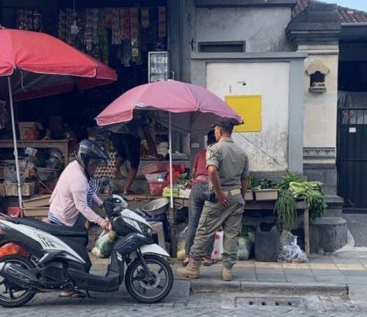 Satpol PP Gianyar Tertibkan Pedagang di Trotoar Puspem