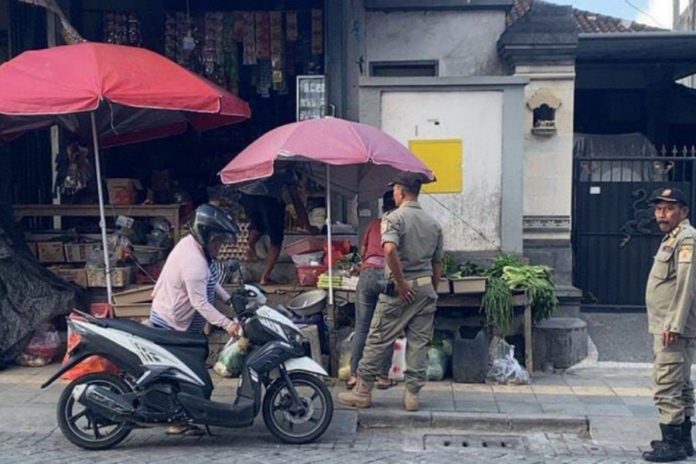 Satpol PP Gianyar Tertibkan Pedagang Di Trotoar Puspem 1