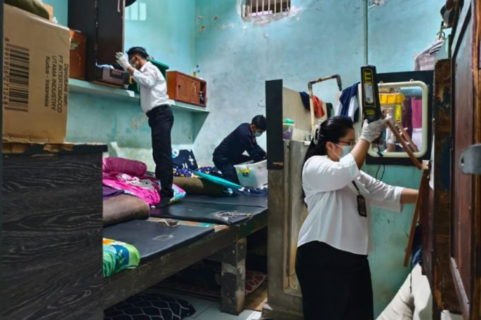 Sidak Lapas Singaraja, Petugas Tes Urine Warga Binaan 1