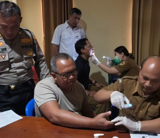 Sinergi Mencegah Obesitas, Polsek dan Puskesmas Blahbatuh Gelar Pemeriksaan Kesehatan Personel