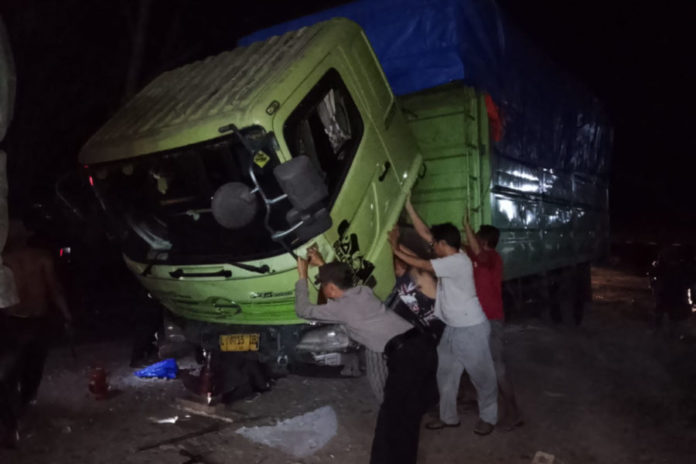 Sopir Tewas Dihantam Ledakan Ban Truk 1