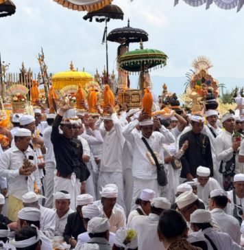 Sucikan Pretima dan Pralingga, Ratusan Krama Songan Ikuti Melasti di Tepi Siring Danau Batur