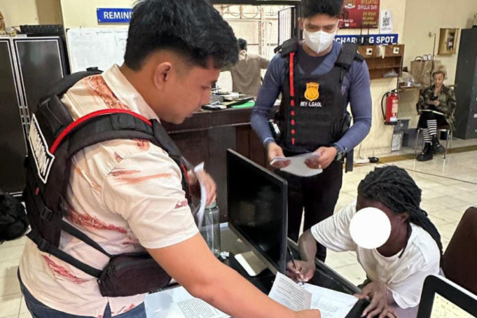 Tak Bawa Dokumen Perjalanan, Perempuan Asal Uganda Diamankan Di Kediri 1