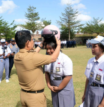 Tanamkan Budaya Tertib Lalu Lintas, Bupati Adi Arnawa Bagi-bagi Helm di SMAN 2 Abiansemal