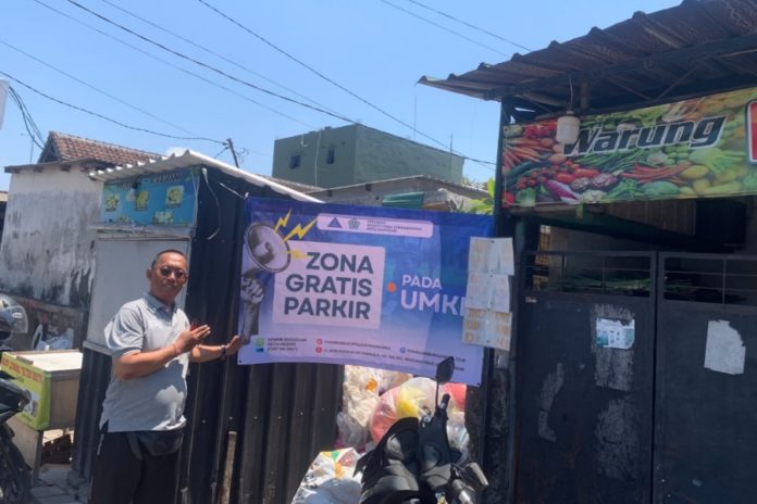 Tanggapi Keluhan Warga Denpasar, Spanduk Bebas Parkir UMKM Mulai Dipasang 1