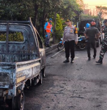 Pikap Angkut BBM Terbakar di Jalan Bypass Ngurah Rai