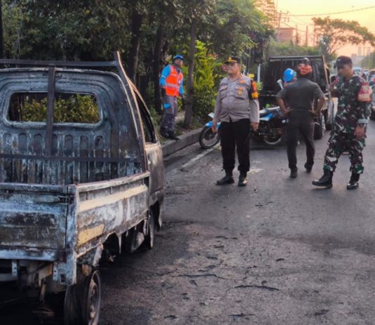 Pikap Angkut BBM Terbakar di Jalan Bypass Ngurah Rai