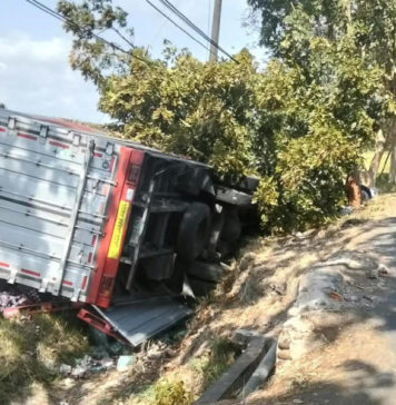 Truk Box Terperosok ke Parit di Kaliakah