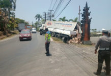 Truk Muatan Susu 20 Ton Tak Kuat Menanjak, Tabrak Truk di Selemadeg