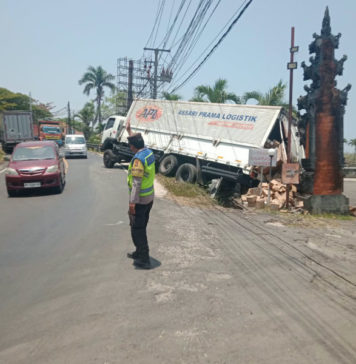 Truk Muatan Susu 20 Ton Tak Kuat Menanjak, Tabrak Truk di Selemadeg
