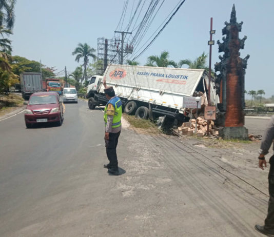 Truk Muatan Susu 20 Ton Tak Kuat Menanjak, Tabrak Truk di Selemadeg