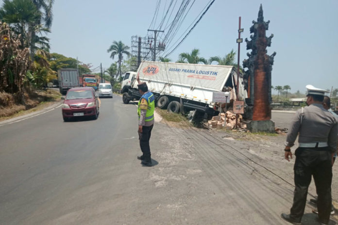 Truk Muatan Susu 20 Ton Tak Kuat Menanjak, Tabrak Truk Di Selemadeg 1