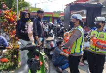 Antrean BBM di Sanggulan Tembus 1 Kilometer, Polres Tabanan Bagikan Vitamin Gratis