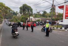 Amankan Empat Titik SPBU, Polsek Gianyar Monitoring Tingginya Antrean Kendaraan
