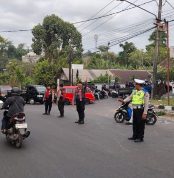Amankan Empat Titik SPBU, Polsek Gianyar Monitoring Tingginya Antrean Kendaraan