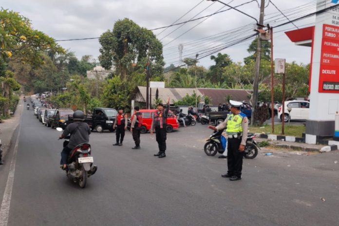Amankan Empat Titik SPBU, Polsek Gianyar Monitoring Tingginya Antrean Kendaraan 1