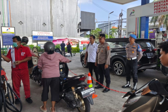 Antisipasi Dampak Antrean BBM, Kapolsek Gianyar Pantau Empat SPBU 1