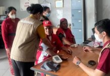 Antisipasi Dehidrasi Layani Warga Antre BBM, Petugas SPBU Diperiksa Kesehatannya