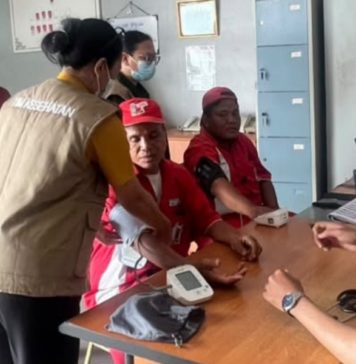 Antisipasi Dehidrasi Layani Warga Antre BBM, Petugas SPBU Diperiksa Kesehatannya