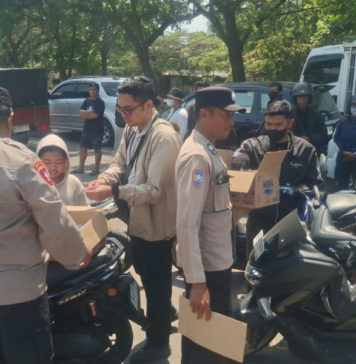 Antisipasi Kemacetan, Polres Gianyar Terjunkan Personel di SPBU hingga Bagikan Air Mineral