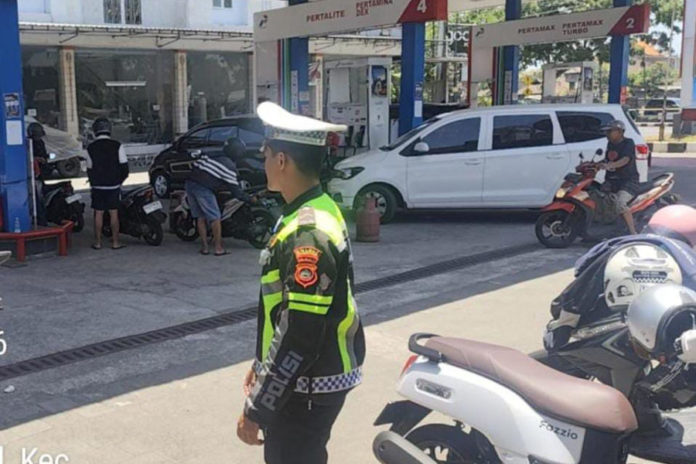 Antisipasi Keterlambatan Distribusi, Polsek Sukawati Monitoring Stok BBM Di 9 SPBU 1