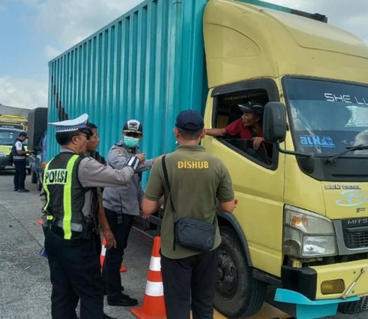 Antisipasi Lakalantas, Polres Badung Inspeksi Kendaraan Barang