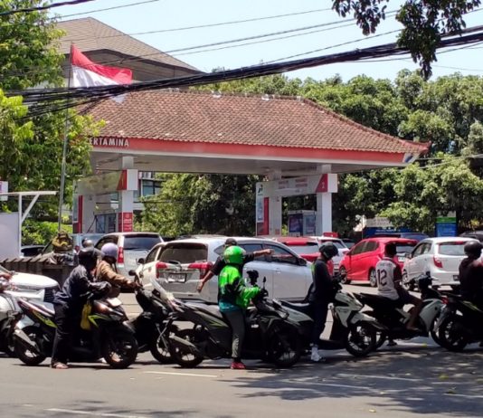 Antre Panjang Pertalite di Denpasar, Warga Keluhkan Harga Eceran Naik Jadi Rp30 Ribu