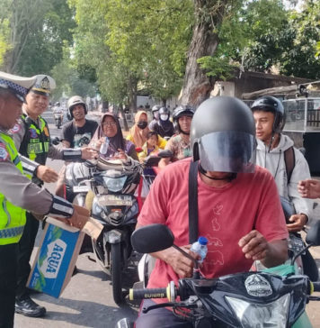 Antrean BBM Makin Panjang di Buleleng, Petugas Gabungan Bagikan Air dan Makanan Ringan