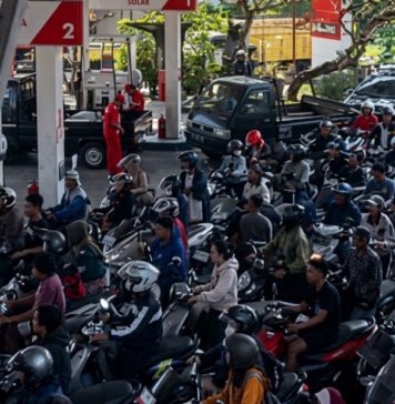 SPBU Latu Abiansemal Diserbu, Antrean hingga Bahu Jalan Picu Melambatnya Arus Lalin