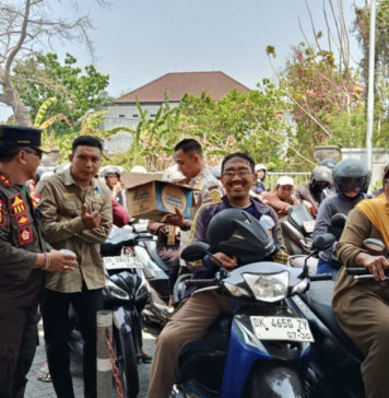 Antrean BBM Mengular, Satpol PP Jembrana Bagikan Air Minum