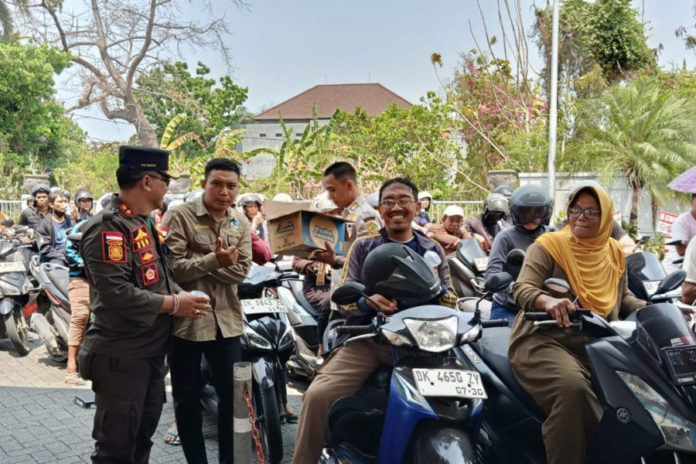 Antrean BBM Mengular, Satpol PP Jembrana Bagikan Air Minum 1