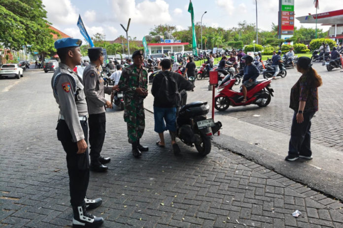 Antrean Panjang Di SPBU Angkasa Tuban, Polisi Dan Tentara Turun Atur Lalin 1