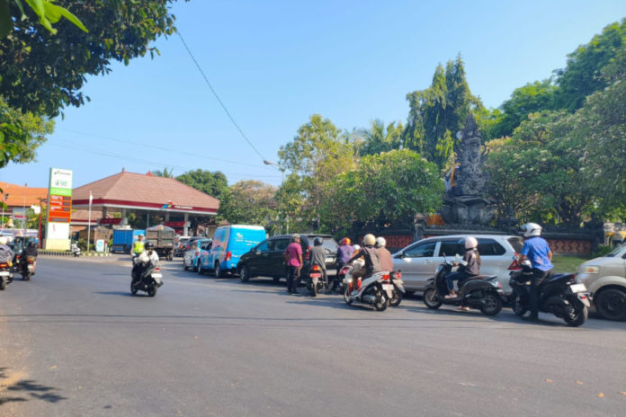 Antrean SPBU Di Singaraja Berlanjut, Bupati Buleleng Imbau Warga Tak Panic Buying 1