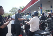 Apresiasi Tertib Antre di SPBU, Bupati Gus Par Bagi-bagi Kupon Pertalite Gratis