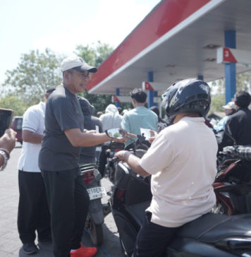 Apresiasi Tertib Antre di SPBU, Bupati Gus Par Bagi-bagi Kupon Pertalite Gratis
