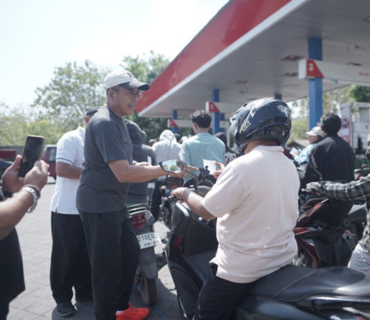 Apresiasi Tertib Antre di SPBU, Bupati Gus Par Bagi-bagi Kupon Pertalite Gratis Kepada Pengendara