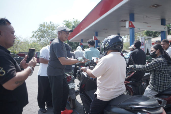 Apresiasi Tertib Antre Di SPBU, Bupati Gus Par Bagi Bagi Kupon Pertalite Gratis Kepada Pengendara 1