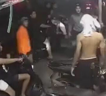 Belanja di Warung, Seorang Pemuda Dikeroyok Gerombolan Pemotor di Densel